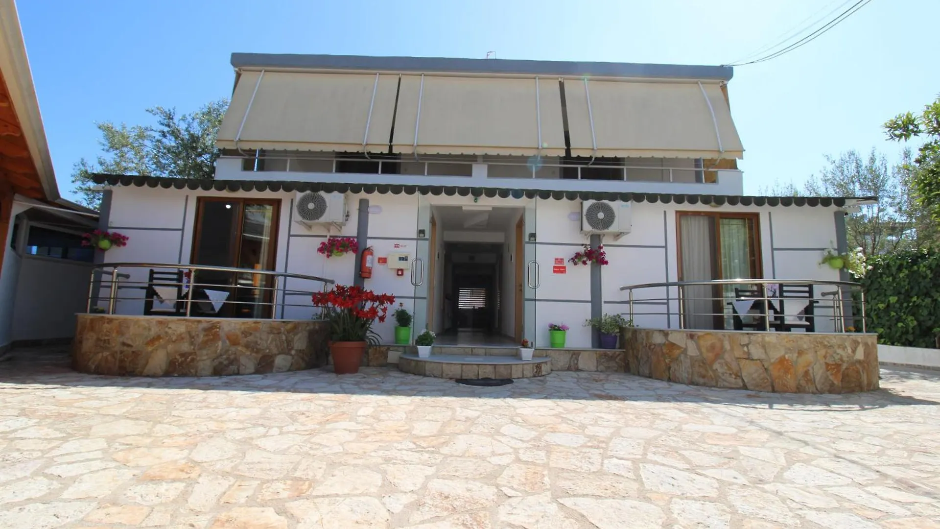 Vila Reni Risi Ksamil
